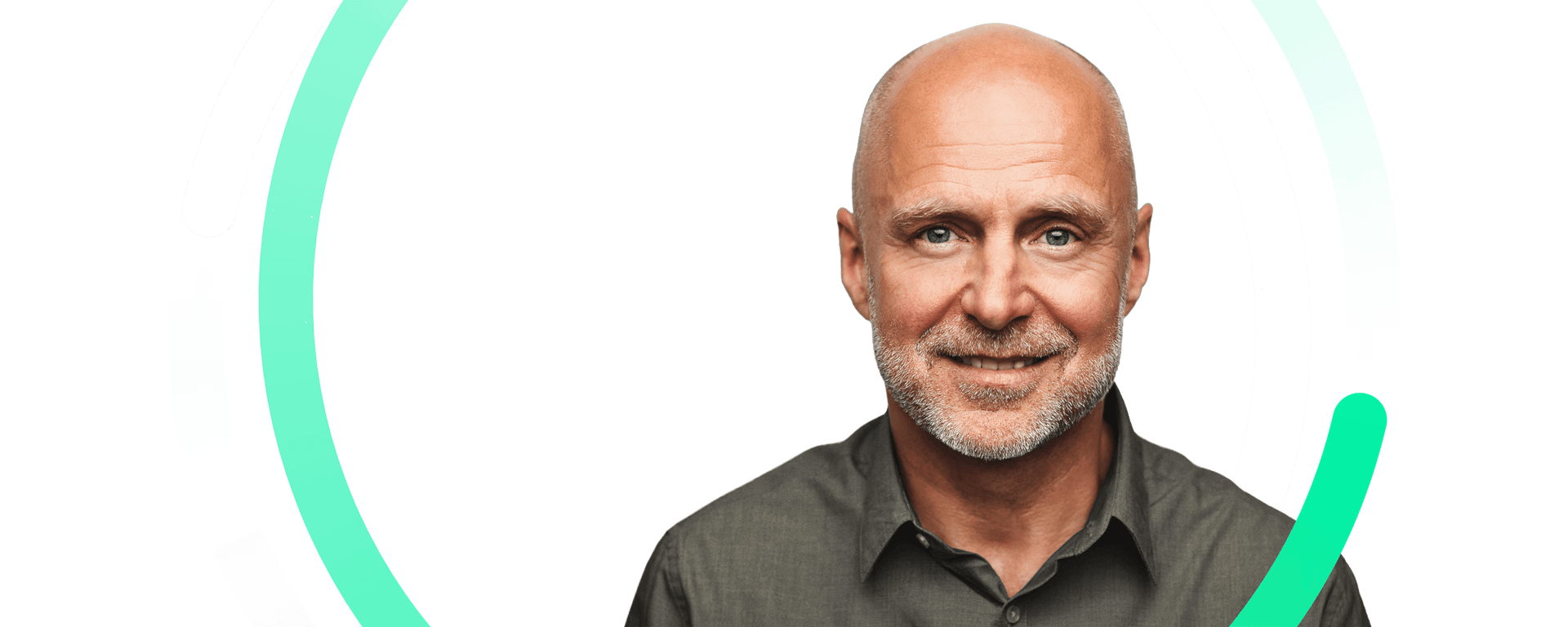 Portrait of a smiling Syntegon employee framed by green and white rings.