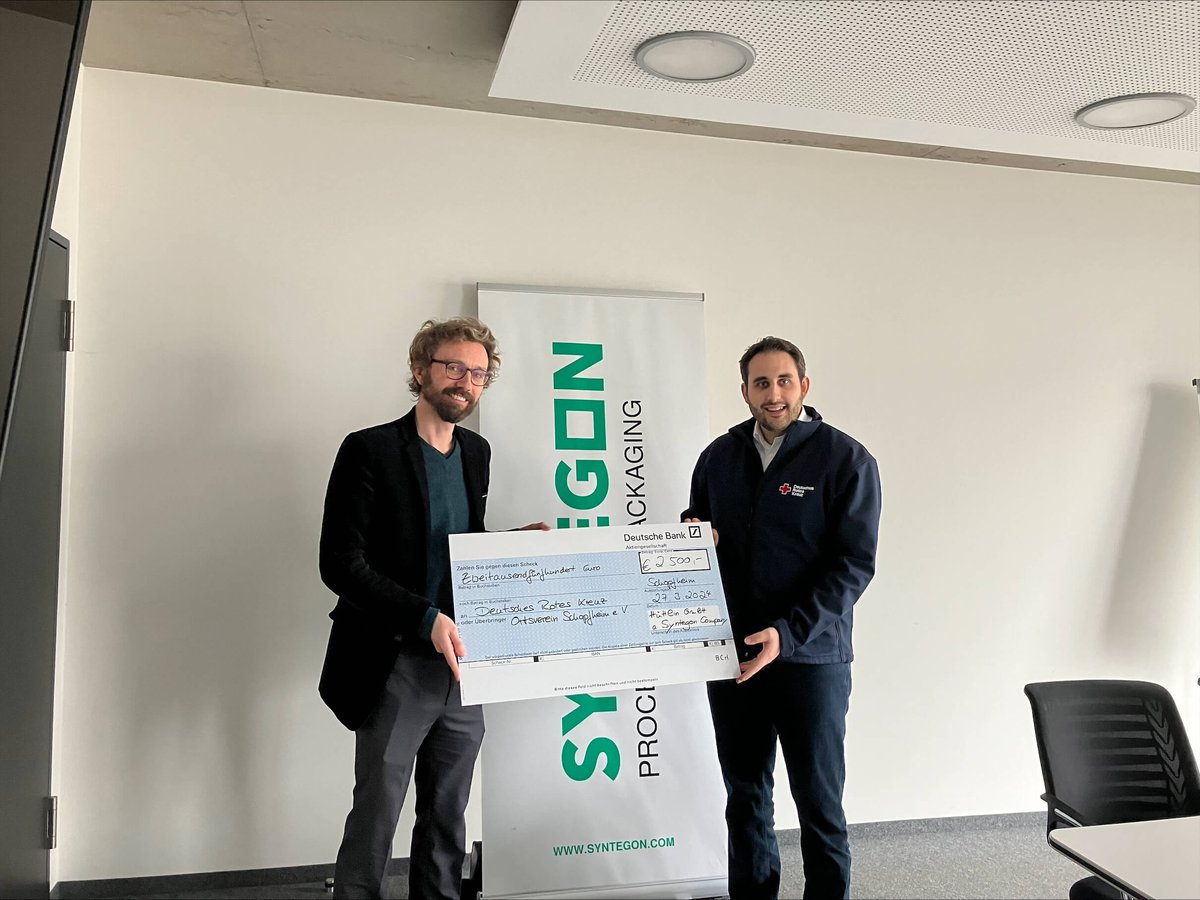 Jan Ottmann, Geschäftsführer von Hüttlin, übergibt einen Spendenscheck an den Ortsvorsitzenden des Deutschen Roten Kreuzes, Simon Redling.