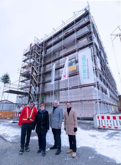 Syntegon-Standortleiter Stephan März (z.v.r), Projektleiterin Ulrike Bosch (z.v.l.)  mit Dr. Christoph Grimmer, Oberbürgermeister der Stadt Crailsheim (r.)  und Martin Staudacher, Prokurist bei dem Baunternehmen APS Bau (l.).