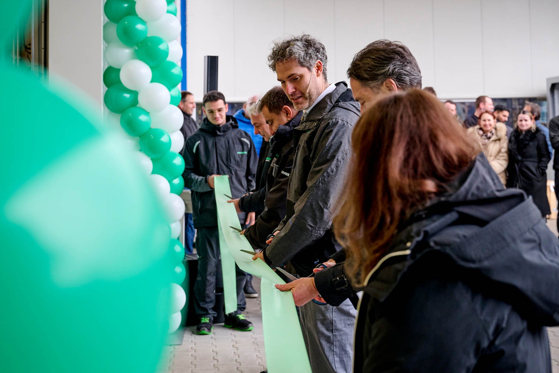 CEO Torsten Türling, Executive Vice President Bruno Oberle, Site Manager Sebastian Kühne, and the longest-serving employee, Bernd Schmidt, officially opened the new assembly hall with a ribbon-cutting ceremony.