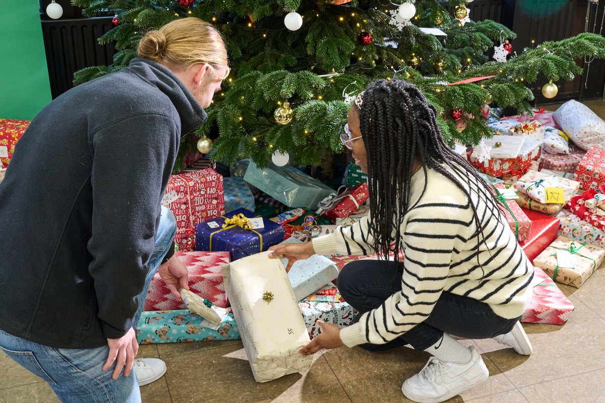 120 Geschenke für Kinder aus sozial benachteiligten Familien sind bei der Wunschbaumaktion von Syntegon zusammengekommen.