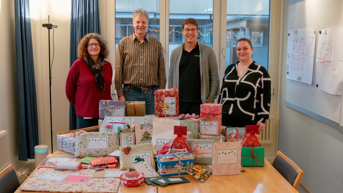 Führungskräfte von Syntegon bei der Geschenkübergabe