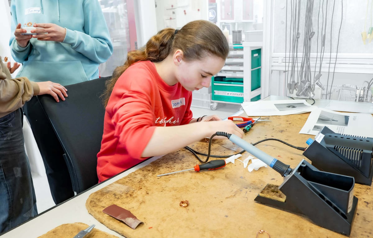 Samara testing the electric magnetic motor that she built together with the apprentices.