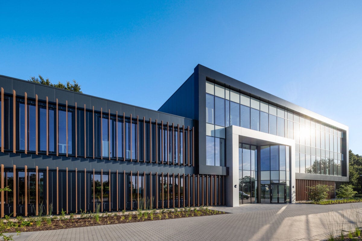  Moderne Bürogebäude am Standort Weert mit Konferenzräumen und Lounge-Bereichen.