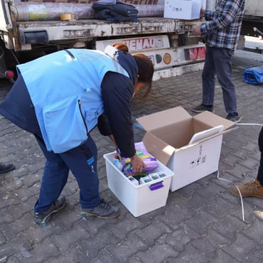 csm_care-unocha-syrien-erdbeben-helferin-packt-hilfepaket-ein_d75946b705