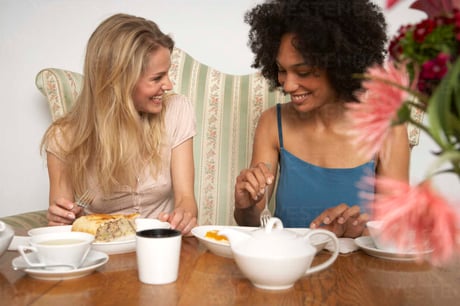 friends-eating-cake-at-cafe