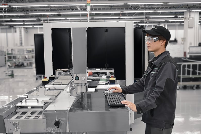Kazuya Kamimura, Field Service Engineer in the Production & Service Group