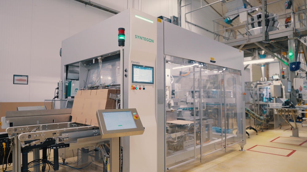 Snack Connection steigert Effizienz mit dem Sammelpacker von Syntegon