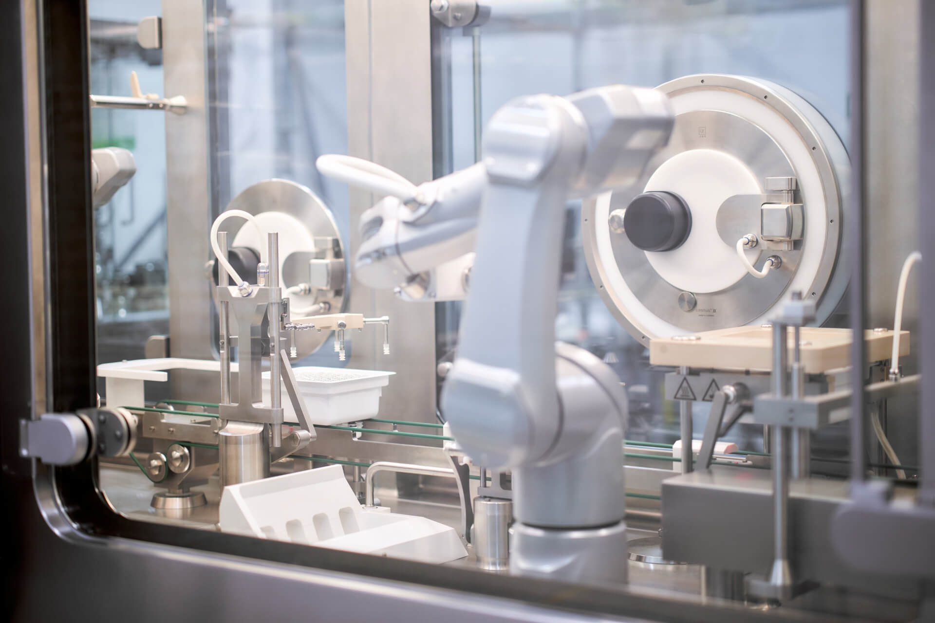 With SynTiso, co-created with two Big Pharma companies, Syntegon provides the solution to increasingly strict regulations aim to eliminate contamination risks in injectables.