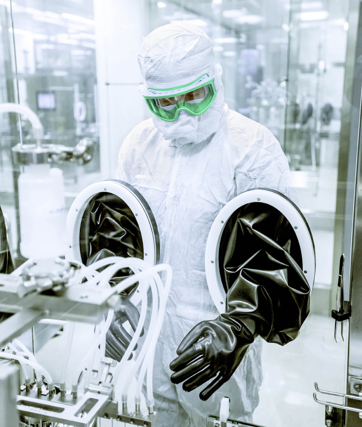 syntegon-worker-in-the-lab