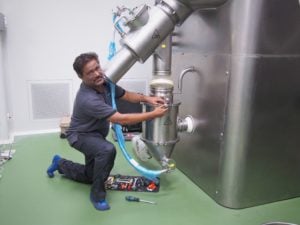 Bei-der-Arbeit-an-Syntegon-Equipment-300x225