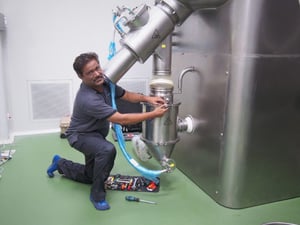 Bei-der-Arbeit-an-Syntegon-Equipment-768x576