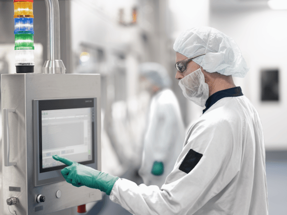 A pharmaceutical technician operating advanced RTU filling equipment, highlighting Syntegon's successful collaboration with Stevanato for innovative solutions