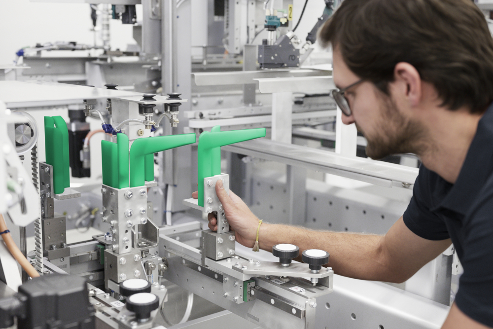 Centerlining Samples Machine Tray and hood case packer » Syntegon
