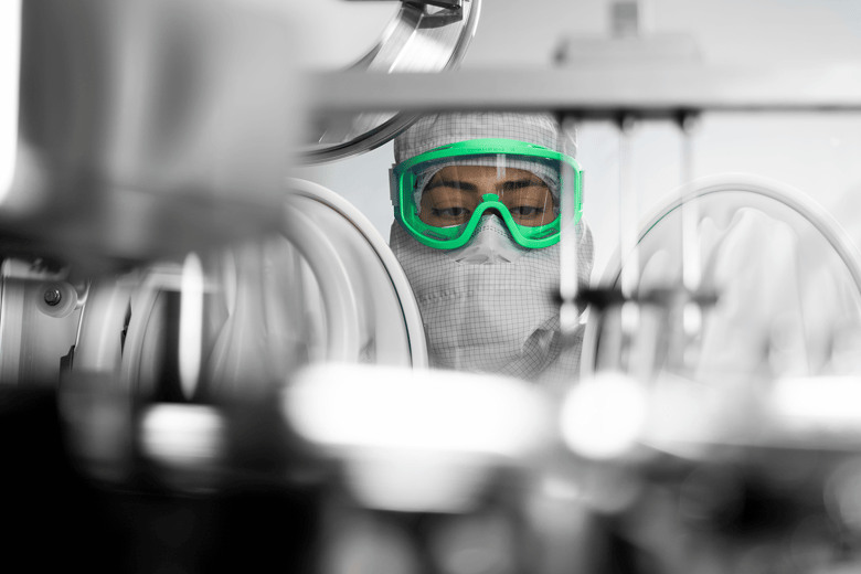 Syntegon worker in the laborathory