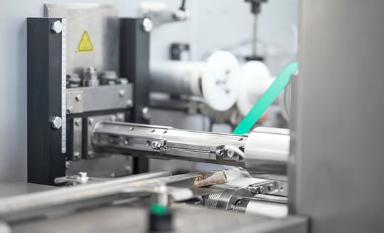 flow-wrapping-machine-with-sealing-competence