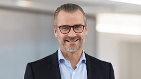 Die Syntegon-Gruppe ernennt Dr. Peter Hackel zum Chief Financial Officer