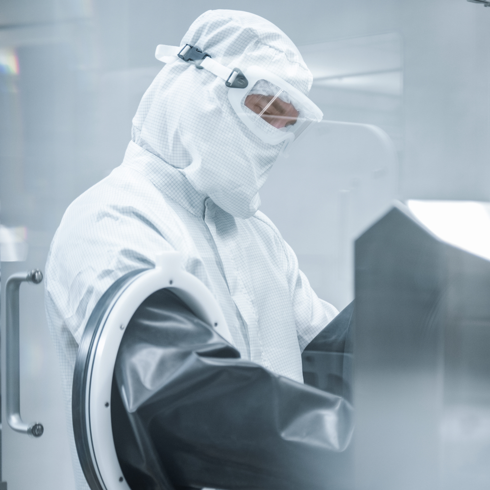 syntegon-lab-worker